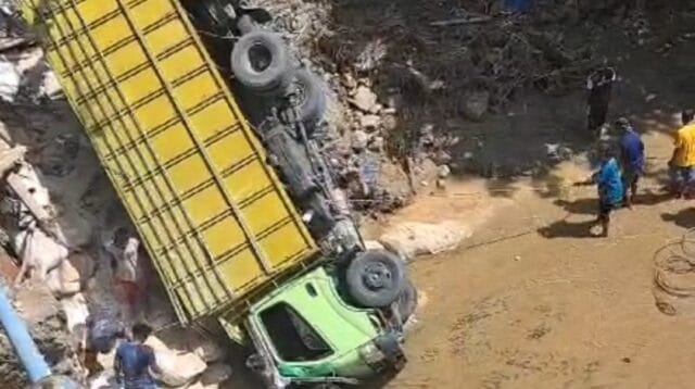 Posisi Dump Truck tengah mengalami kecelakaan di Jembatan Pulubala, Gorontalo, foto (Tangkapan Video)