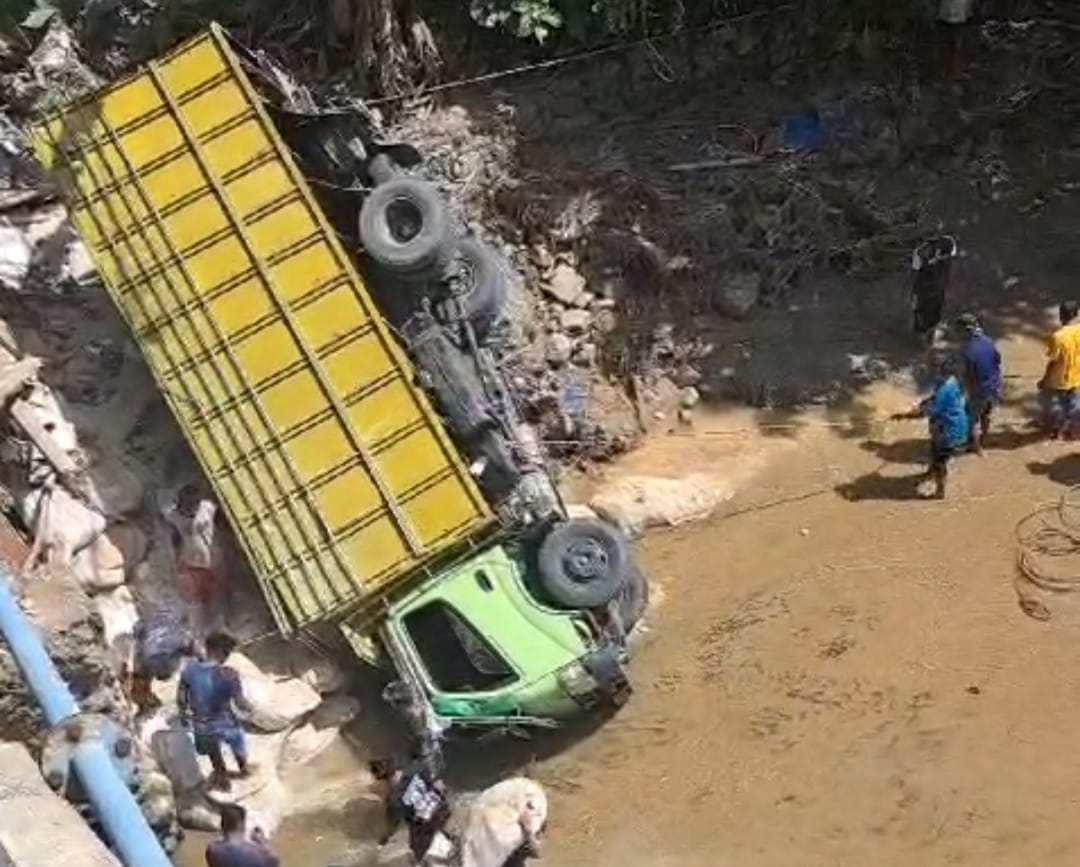 Posisi Dump Truck tengah mengalami kecelakaan di Jembatan Pulubala, Gorontalo, foto (Tangkapan Video)