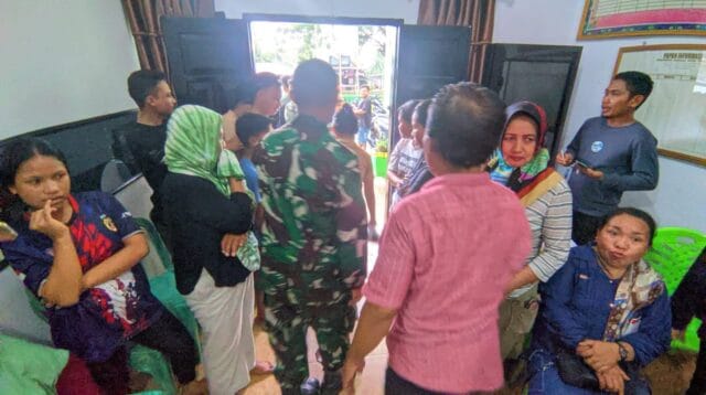 TNI, Polri, warga dan pemerintah desa usai mengintrogasi korban TPPO, Sumber: aiimnews.com