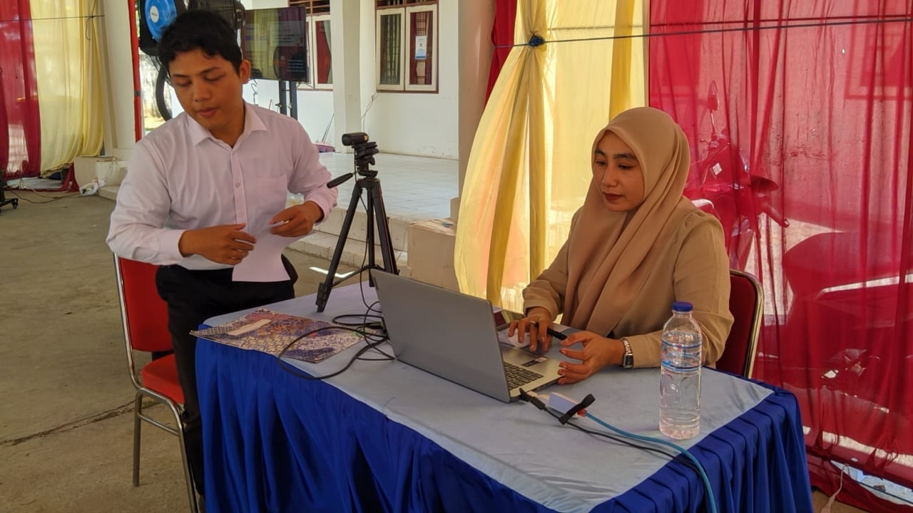 Salah satu peserta dilakukan skrining sebelum memasuki ruang ujian, foto: aiimnews.com
