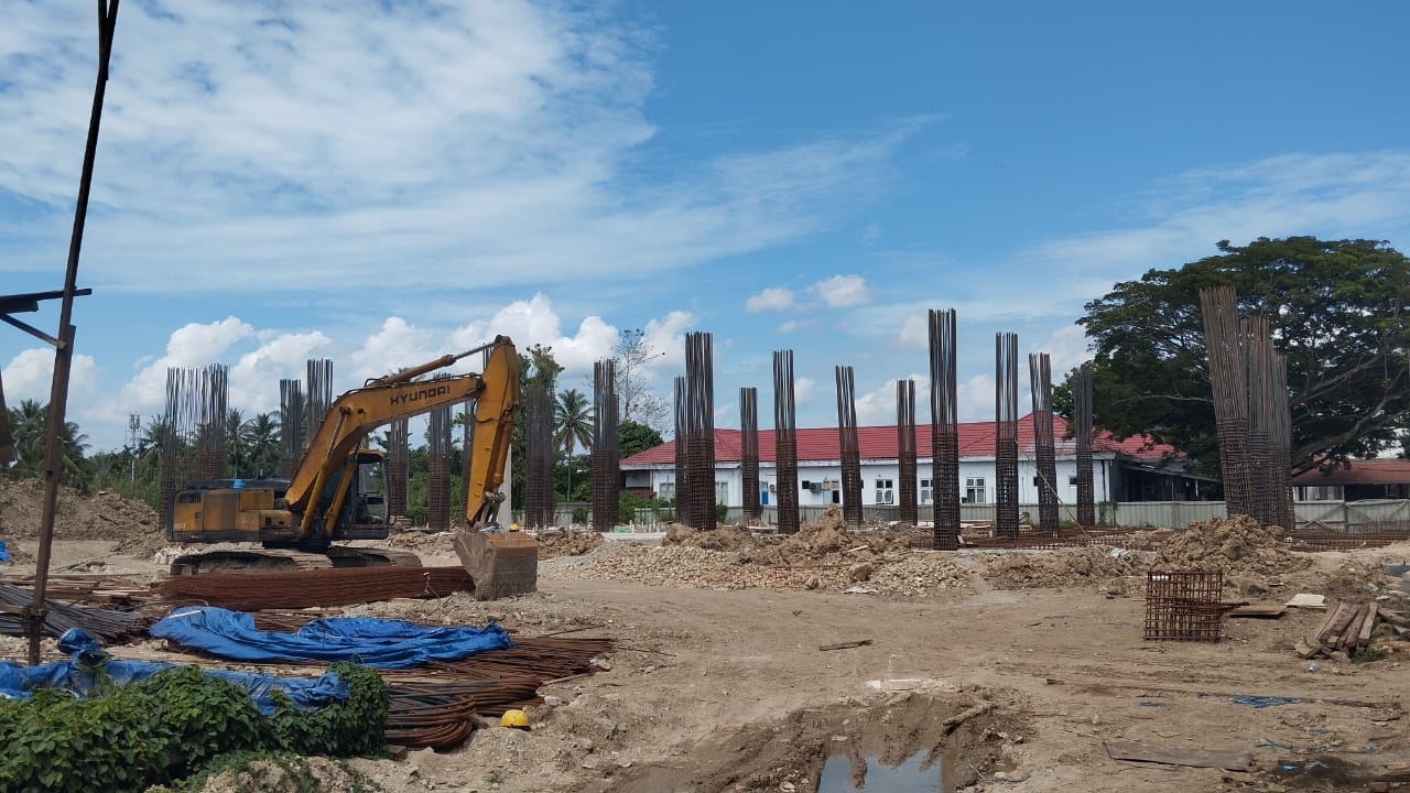 Kondisi proyek pekerjaan pembangunan gedung rawat inap di Rumah Sakit (RS) Ainun Habibie terbengkalai, Foto (Aiimnews.com/Herman Abdullah)