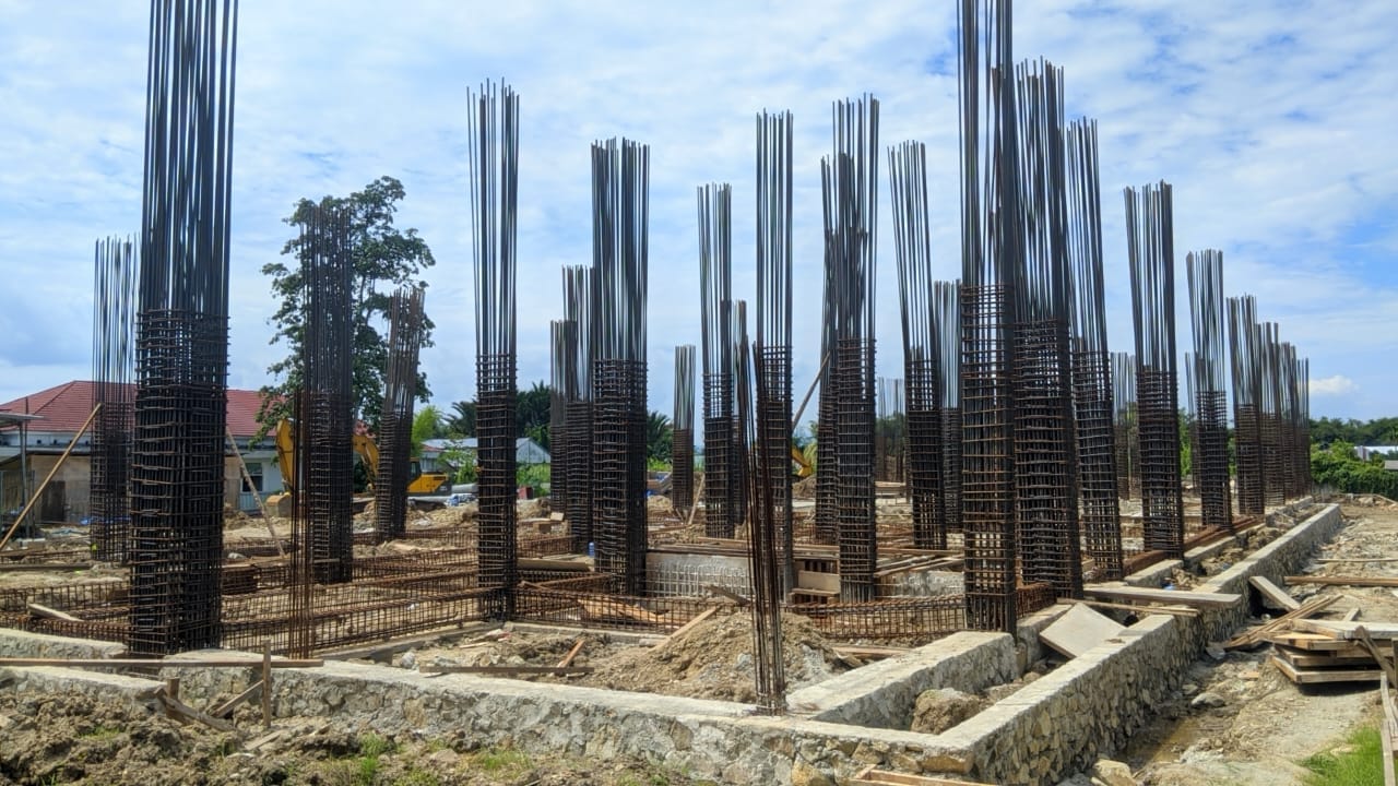 Kondisi bangunan pekerjaan Gedung RSUD Ainun Habibie yang terbengkalai akibat putus kontrak, foto (aiimnews.com/Herman Abdullah)