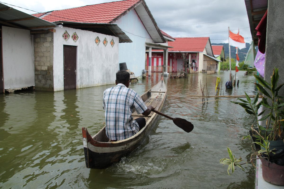 Warga terdampak banjir menggunakan perahu sebagai alat transportasi mereka, foto/Ist