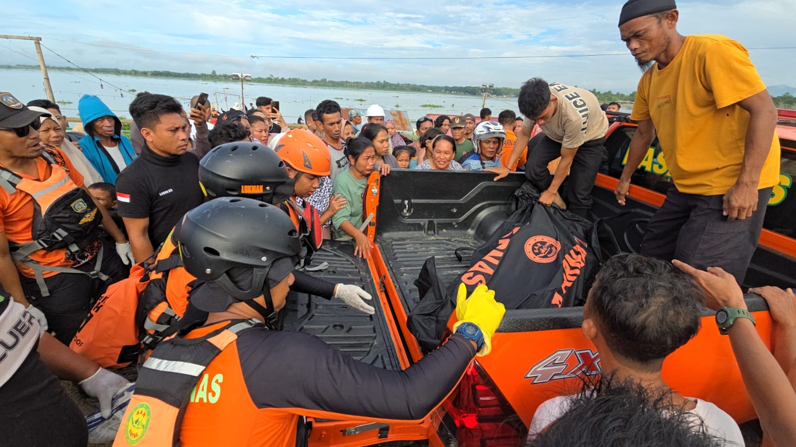 Tim SAR gabungan berhasil menemukan korban yang tenggelam di Danau Limboto (foto: Istimewa)