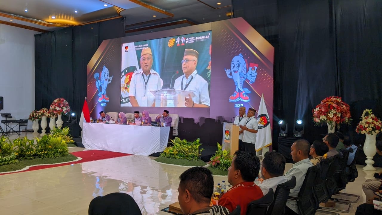 Pasangan Bupati dan Wakil Bupati terpilih, Sofyan Puhi dan Tony Yunus saat memberikan pidato pada Pleno penetapan Pasangan Bupati dan Wakil Bupati, (foto: aiimnews.com/Herman Abdullah)