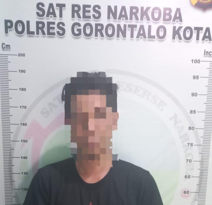 RMS (35) telah diamankan Polres Gorontalo Kota, karena ketahuan hisap ganja, foto/Ist