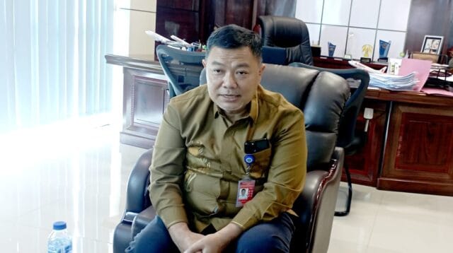 Kepala Bandara Djalaludin Gorontalo, Joko Harjani saat diwawancarai, foto/aiimnews.com