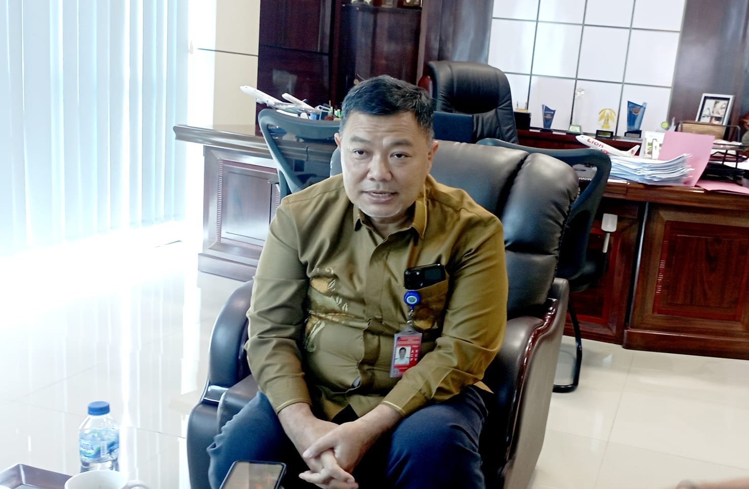 Kepala Bandara Djalaludin Gorontalo, Joko Harjani saat diwawancarai, foto/aiimnews.com