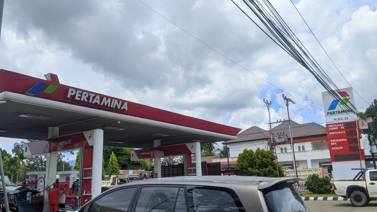 Proses antrian yang ada di SPBU Limboto, foto/aiimnews.com