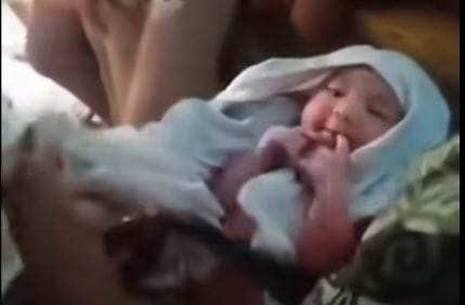 Tangkapan Layar Video/ Bayi yang ditemukan kini dilakukan pemeriksaan lebih lanjut.