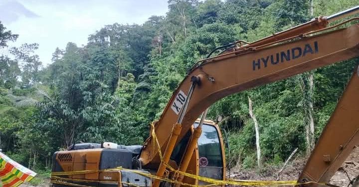 Satu unit Ekskavator yang diduga beroperasi di PETI Motilango berhasil diamankan polisi, foto/Ist