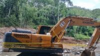 1 Ekskavator yang beroperasi di PETI terpolisi line, foto/Ist