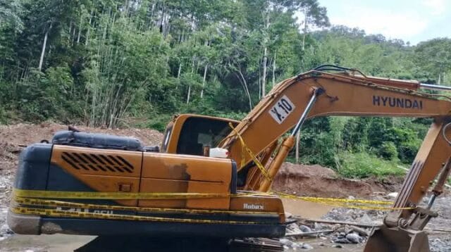 1 Ekskavator yang beroperasi di PETI terpolisi line, foto/Ist