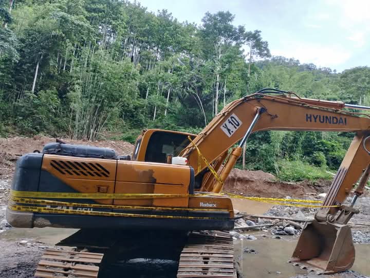1 Ekskavator yang beroperasi di PETI terpolisi line, foto/Ist
