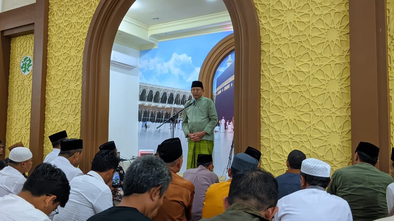 Gubernur Gorontalo, Gusnar Ismail saat memberikan ceramah di Masjid Darul Arqam, Kota Gorontalo, foto/aiimnews.com