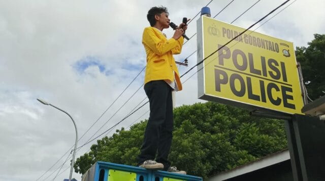 Erlin Adam, mantan Menkum HAM UG saat melakukan aksi unjuk rasa, foto/Ist