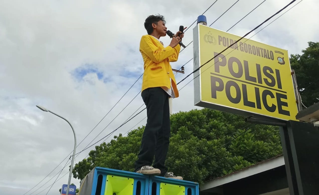 Erlin Adam, mantan Menkum HAM UG saat melakukan aksi unjuk rasa, foto/Ist