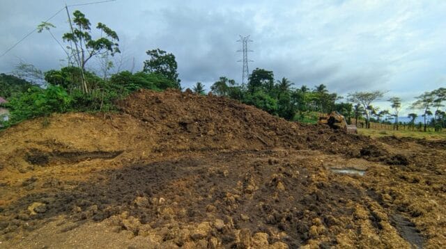 Kondisi bukit yang kerap digali menggunakan alat berat, foto/aiimnews