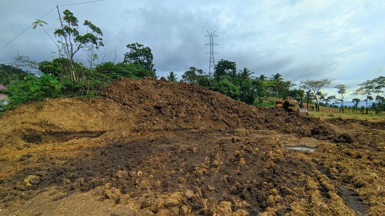 Kondisi bukit yang kerap digali menggunakan alat berat, foto/aiimnews