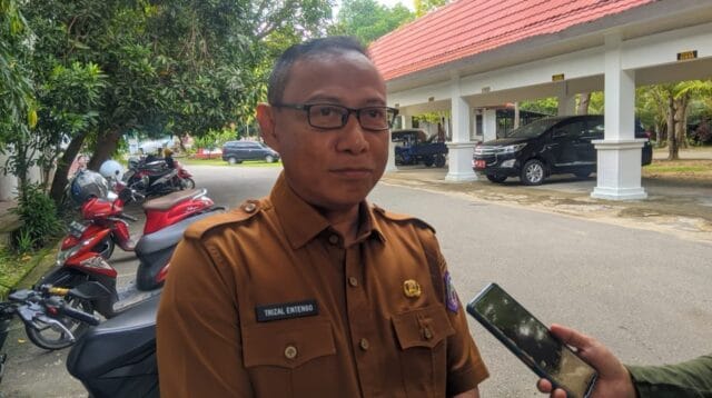 Plt Sekda Trizal Entengo saat diwawancara awak media, foto/aiimnews.com