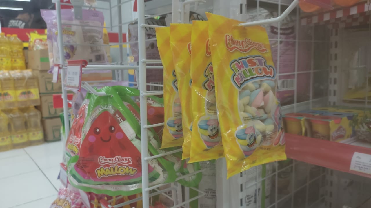 Marshmallow produk Diduga mengandung unsur babi masih terpajang di gerai alfamart di kecamatan Tibawa, foto/aiimnews