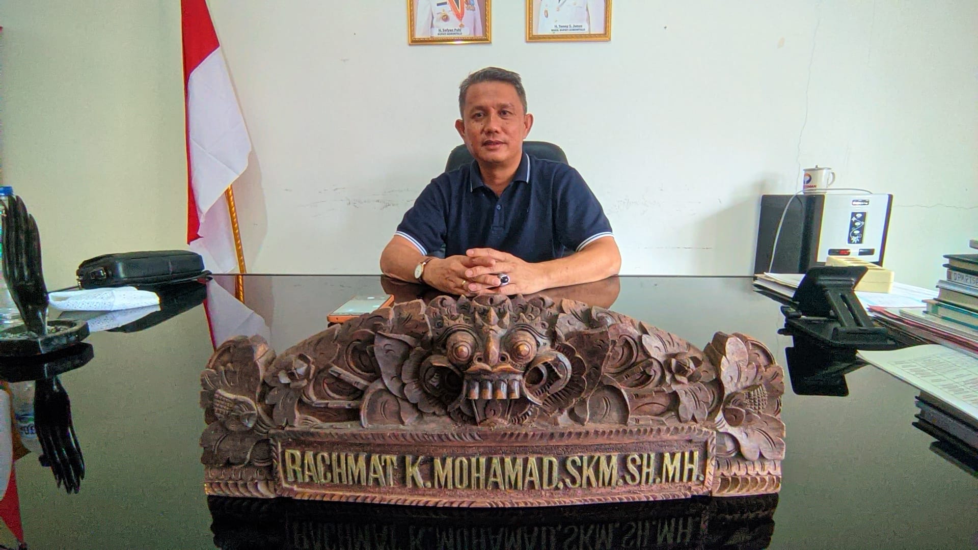 Kepala Dinas PTSP Kabupaten Gorontalo, Rahmat Mohamad saat diwawancarai, Jumat (11/4/2025). foto/aiimnews.com