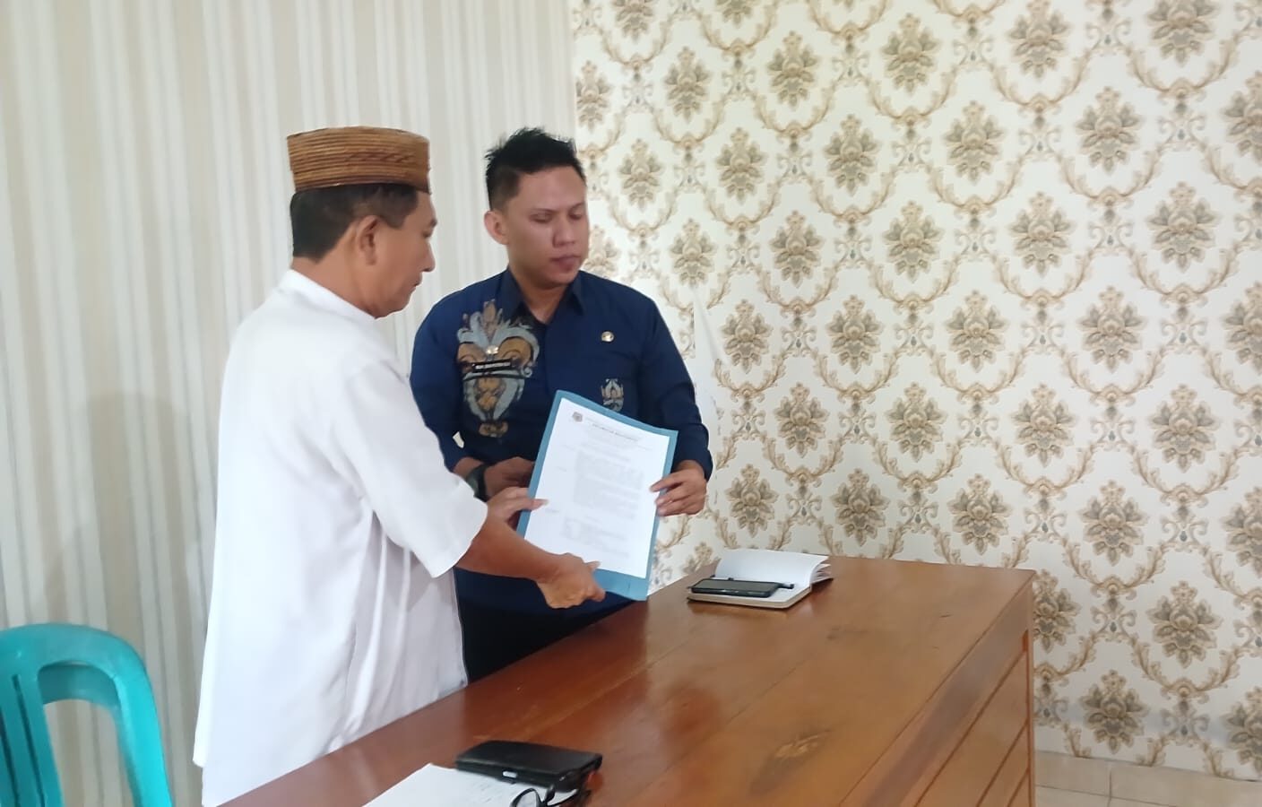 Penyerahan Surat Keputusan Camat terkait dengan Sekcam dinonaktifkan anrata Camat dan Sekcam Boliyohuto, foto/Ist