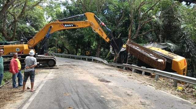 Kondisi Kecelakaan, ekskavator terjatuh dari truk tronton, foto/ist