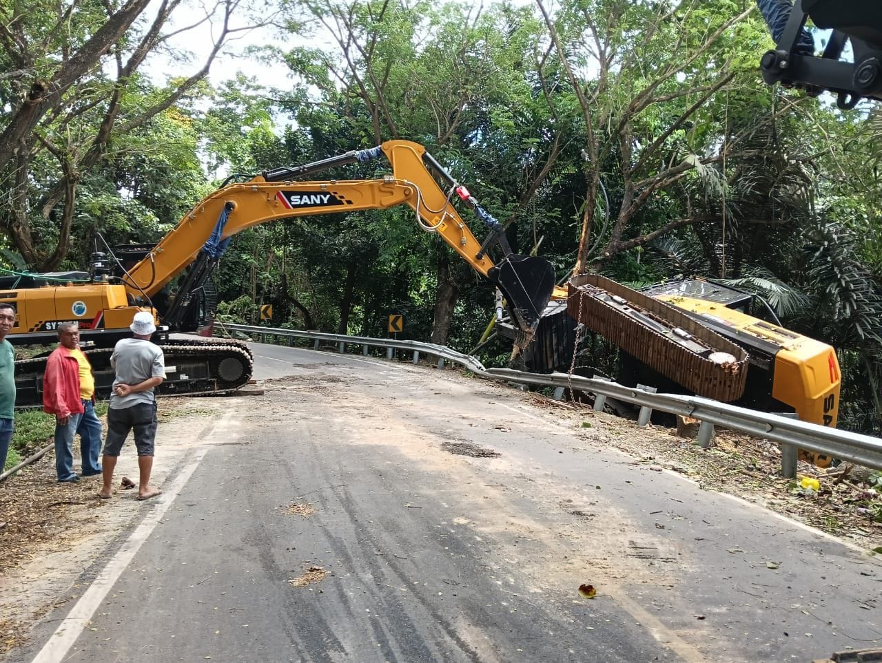 Kondisi Kecelakaan, ekskavator terjatuh dari truk tronton, foto/ist