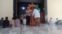 Ipda Abd Rahim melaksanakan salat rumat berjamaah, sumber:screenshot video