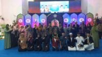 Camat Ikram Andi Taufan Hurujdi berfoto bersama dengan para pemenang STQ, foto/Isw