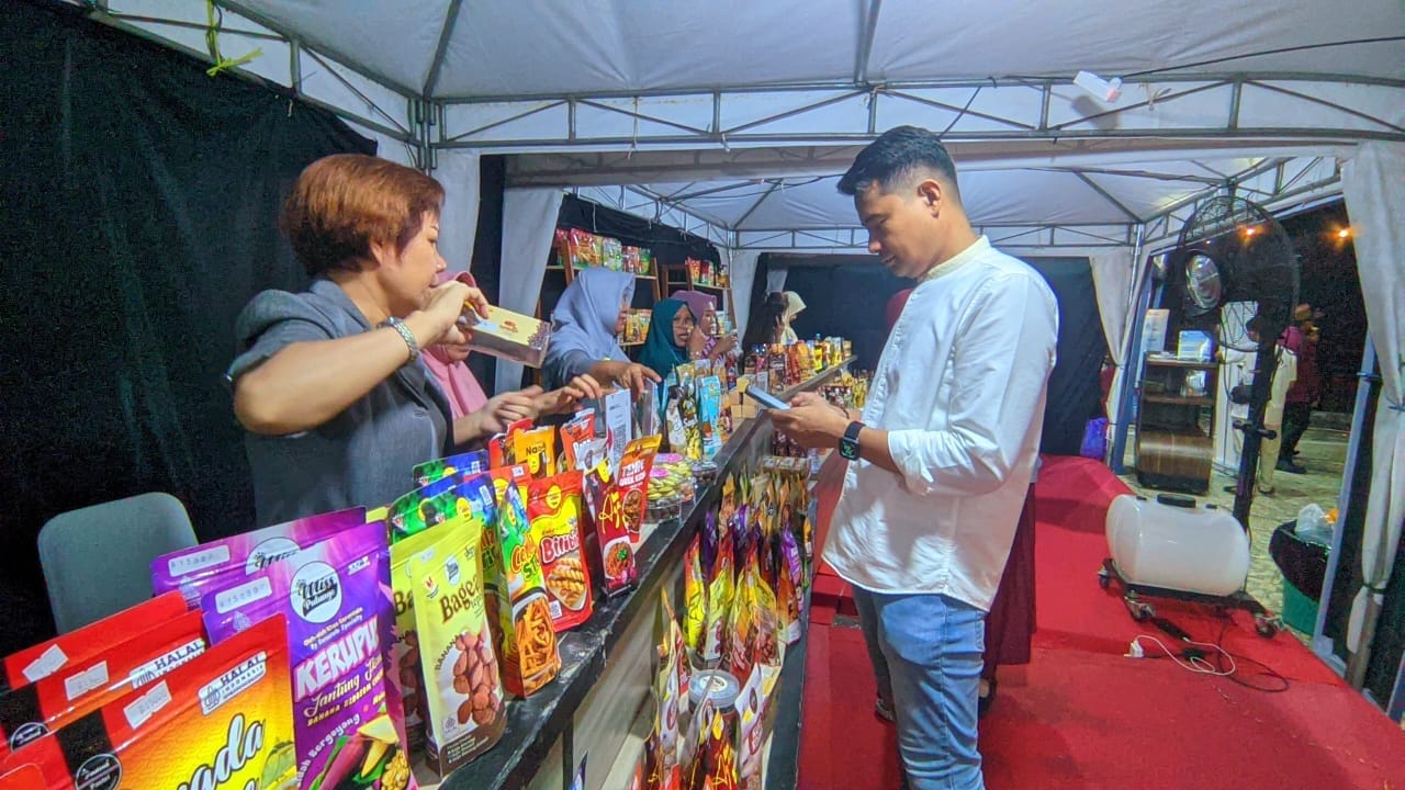 Anggota Legislatif, Fraksi Gerindra, Zulkifly Nangili mengunjungi boot UMKM, foto/aiimnews.com