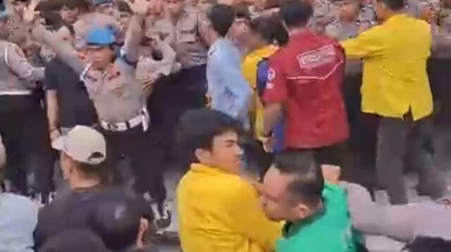 Tangkapan Layar video saat aksi mulai ricuh, foto/Screenshot