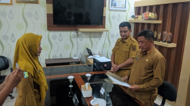 Penyerahan Surat PLH oleh Asisten III, Haris Suparto Tome kepada Direktur baru disaksikan oleh Kepala BKPSDM, Mohamad Juffry Damima, foto/aiimnews