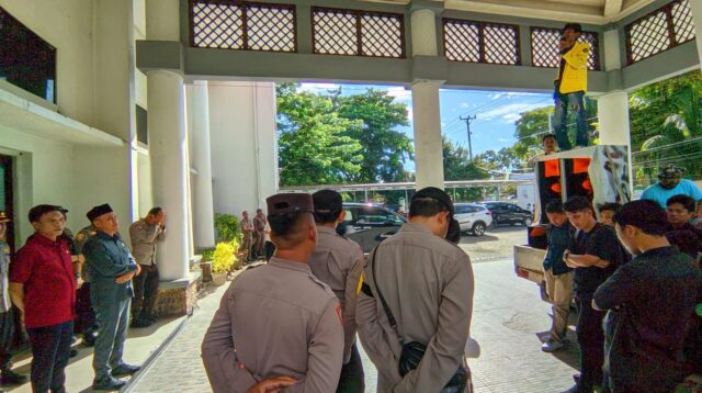 Erlin Adam, Presiden Bem UG tengah berorasi dihadapan DPRD Kabupaten Gorontalo, foto/aiimnews.com