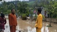 Camat Limboto Barat tengah meninjau lokasi banjir, foto/ist