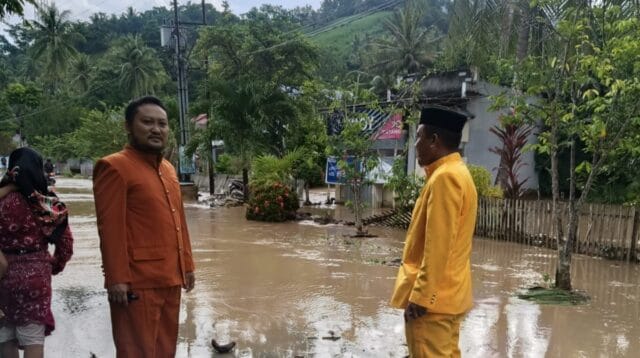 Camat Limboto Barat tengah meninjau lokasi banjir, foto/ist