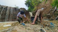 Anggota Mapala Mohuyula tengah melakukan aksi bersih bersih sampah di sungai, foto/aiimnews.com