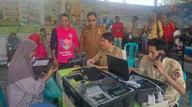 Sekretaris TP Posyandu Kabupaten Gorontalo, Sumanti Maku tengah melakukan monitoring terkait program BSP, foto/Ist