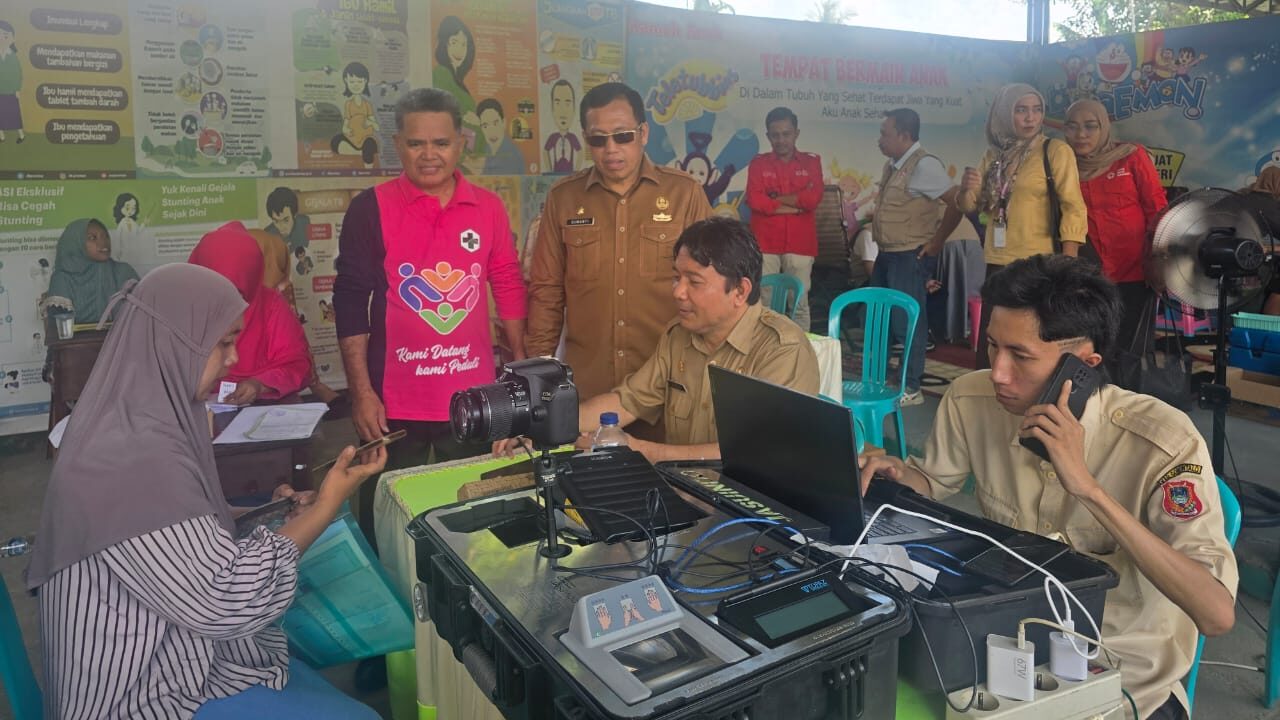 Sekretaris TP Posyandu Kabupaten Gorontalo, Sumanti Maku tengah melakukan monitoring terkait program BSP, foto/Ist