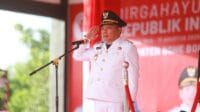 Wakil Bupati Bone Bolango, Risman Tolingguhu saat tengah memimpin upacara penurunan bendera di hari Kemerdekaan RI, foto/Facebook