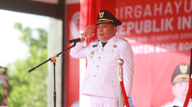 Wakil Bupati Bone Bolango, Risman Tolingguhu saat tengah memimpin upacara penurunan bendera di hari Kemerdekaan RI, foto/Facebook