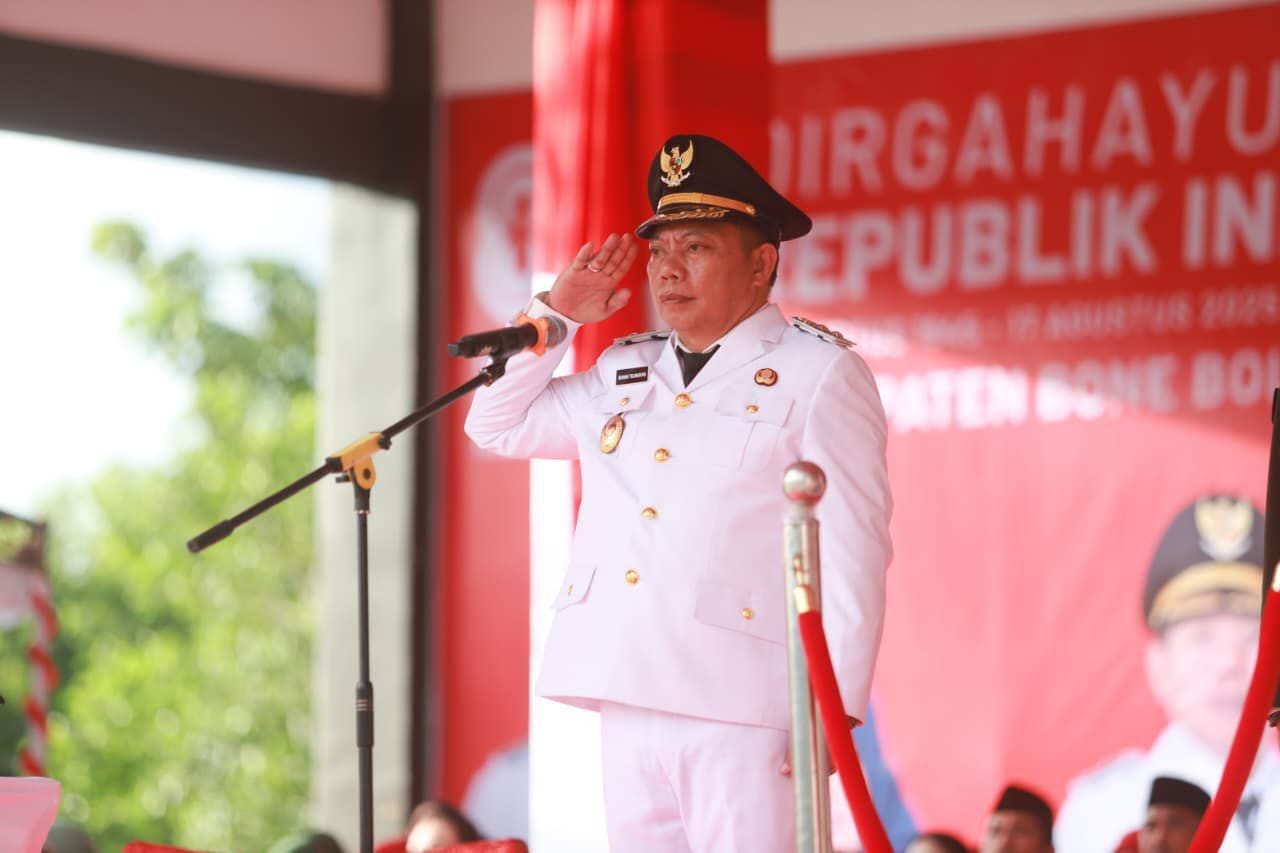 Wakil Bupati Bone Bolango, Risman Tolingguhu saat tengah memimpin upacara penurunan bendera di hari Kemerdekaan RI, foto/Facebook