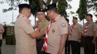 Ketua Kwarcab Kabupaten Gorontalo, Roman Nasaru memakaikan tanda jabatan kepada ketua Pimsaka Bahari, Haris S Tome