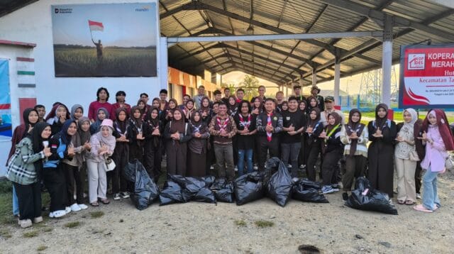 Saka Bahari Kabupaten Gorontalo usai laksanakan bersih sampah plastik dan pembagian sembako, foto/Herman Abdullah/aiimnews.com, Sabtu (16/8/2025)