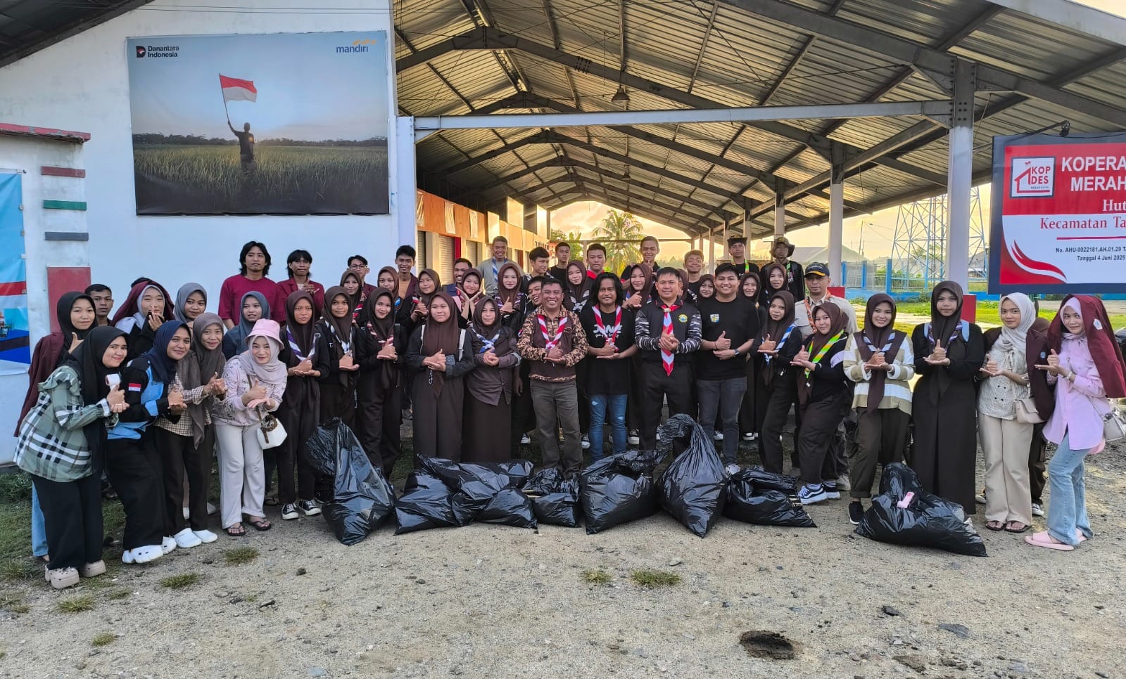 Saka Bahari Kabupaten Gorontalo usai laksanakan bersih sampah plastik dan pembagian sembako, foto/Herman Abdullah/aiimnews.com, Sabtu (16/8/2025)