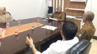 Wakil Bupati Risman Tolingguhu saat menerima audiensi Kepala SMA Negeri 1 Kabila, Yusnan Ekie dan panitia pelaksana Milad SMA Negeri 1 Kabila, di Ruang Kerja Wakil Bupati, foto/Ist