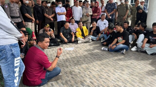 Massa aksi menggelar unjuk rasa di halaman Gedung DPRD Kabupaten Gorontalo. Foto/Ist