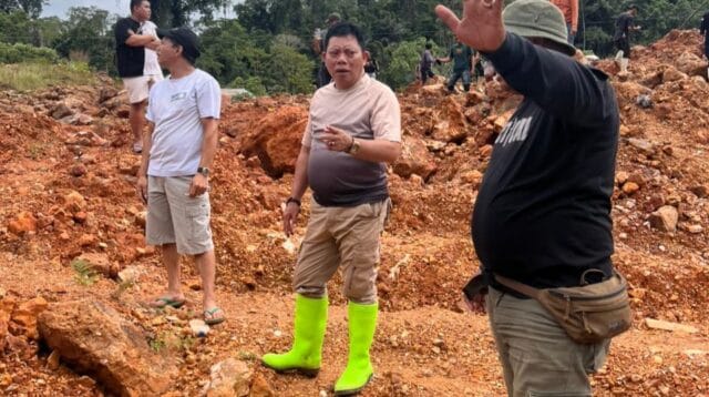 Wabup Risman Tolingguhu tengah berdiskusi dengan para penambang, foto/Ist