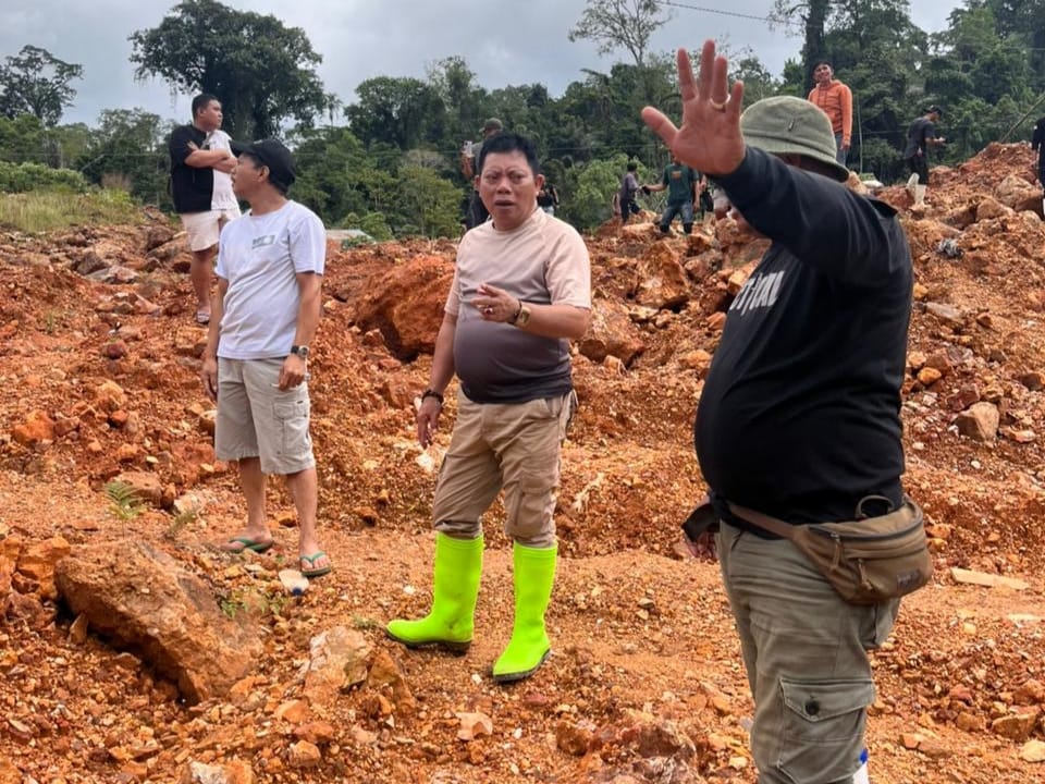 Wabup Risman Tolingguhu tengah berdiskusi dengan para penambang, foto/Ist